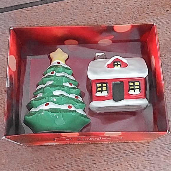 New In Box Holiday Salt & Pepper Shakers - Picture 4 of 11